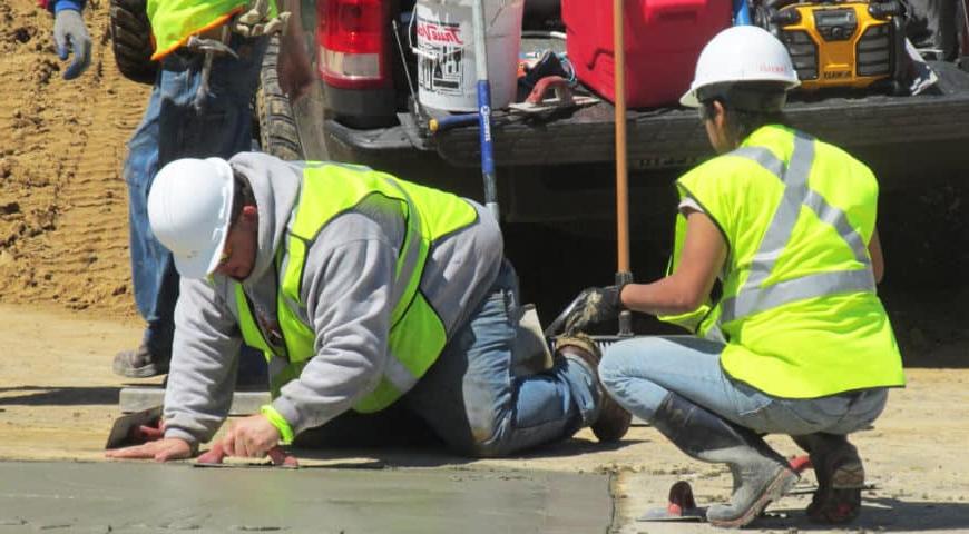 在外面工作的公路建设参与者